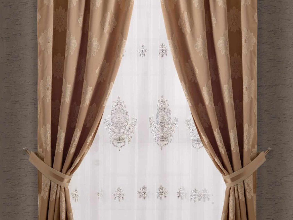 beautiful-curtain-with-catch